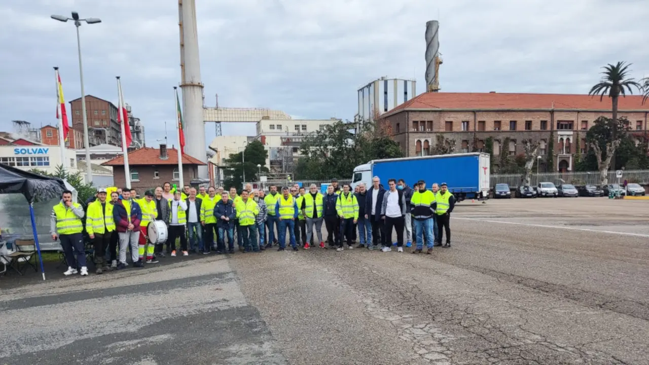 Trabajadores que han secundado el inicio de la huelga general indefinida