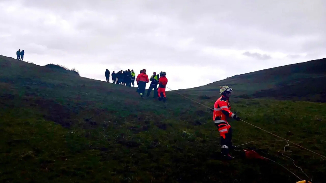 Equipo de emergencias rescata a un surfista atrapado en rocas en Suances