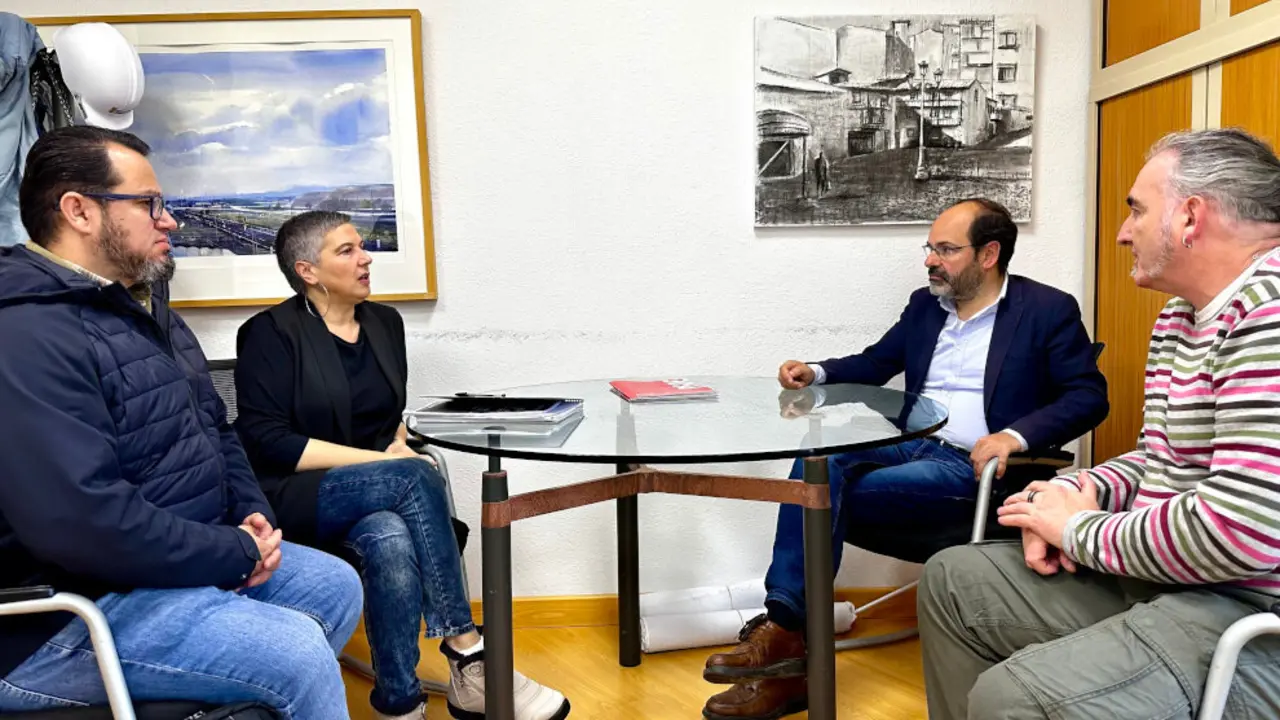 El concejal de Sanidad del Ayuntamiento de Torrelavega, José Luis Urraca, recibe a la presidenta de la Asociación Cántabra de Afectados por Secuelas del COVID, Arancha Algar, y a Mauro Tirado e Imanol Ruiz, miembros de la junta directiva de la organización