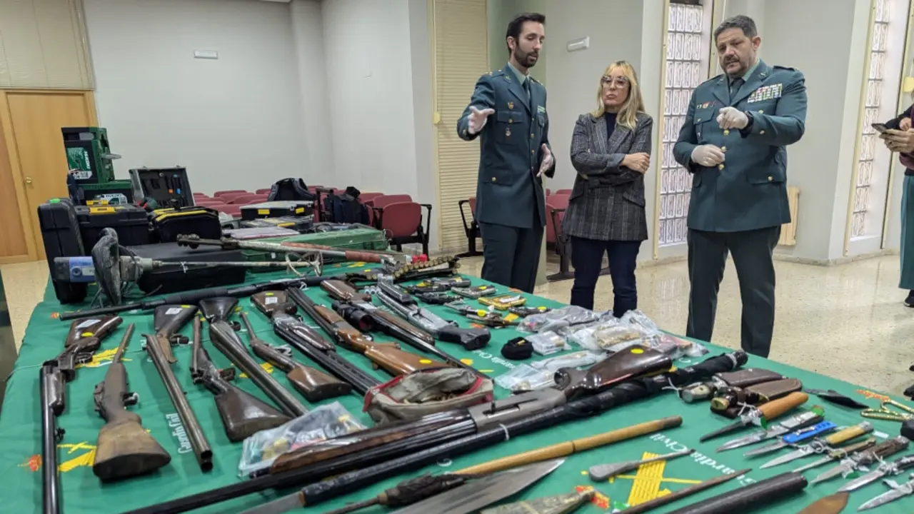 La delegada del Gobierno en Cantabria, Eugenia Gómez de Diego, junto al coronel jefe de la Guardia Civil, Antonio Orantos, y el capitán de la Unidad Orgánica de Policía Judicial, Alfonso Serrano