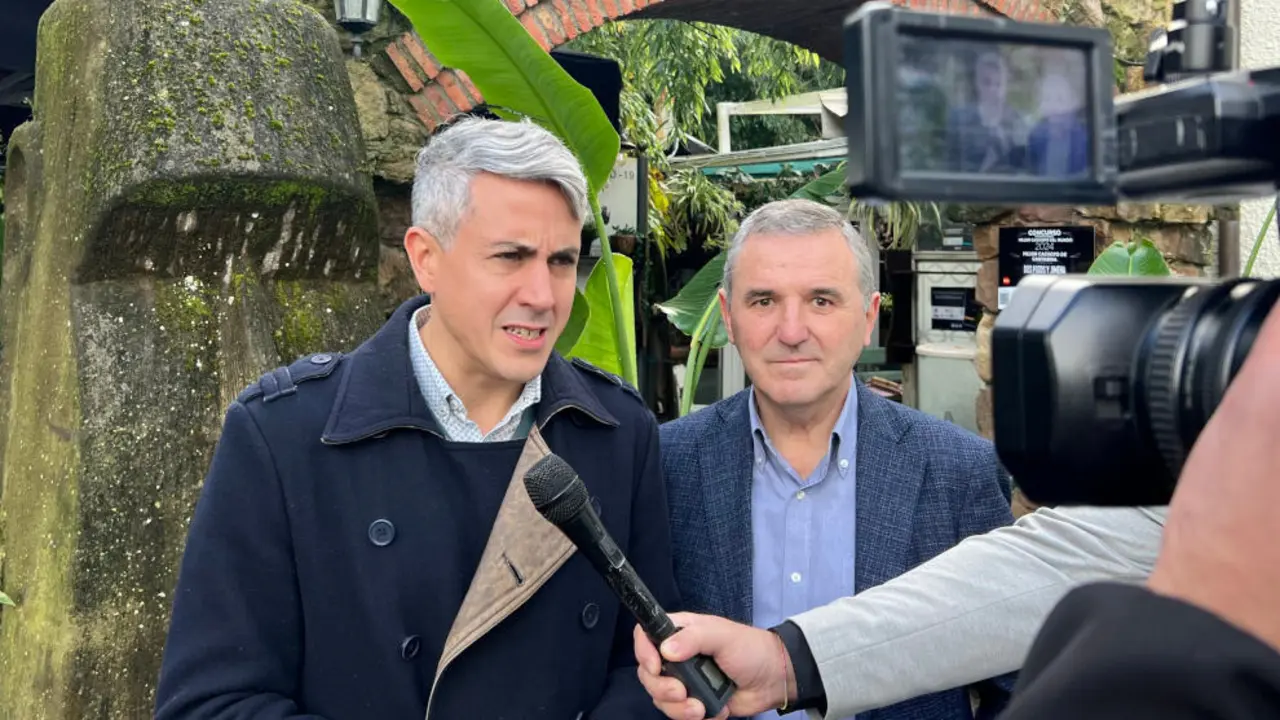 El líder del PSOE de Cantabria, Pablo Zuloaga, y el secretario general de los socialistas en Santa Cruz de Bezana, Alberto García