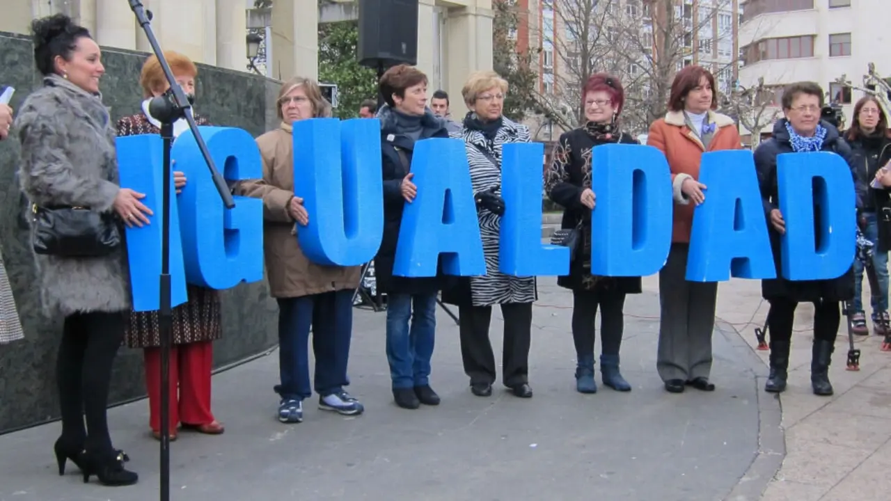 Mujeres sujetan las letras de la palabra 'Igualdad'