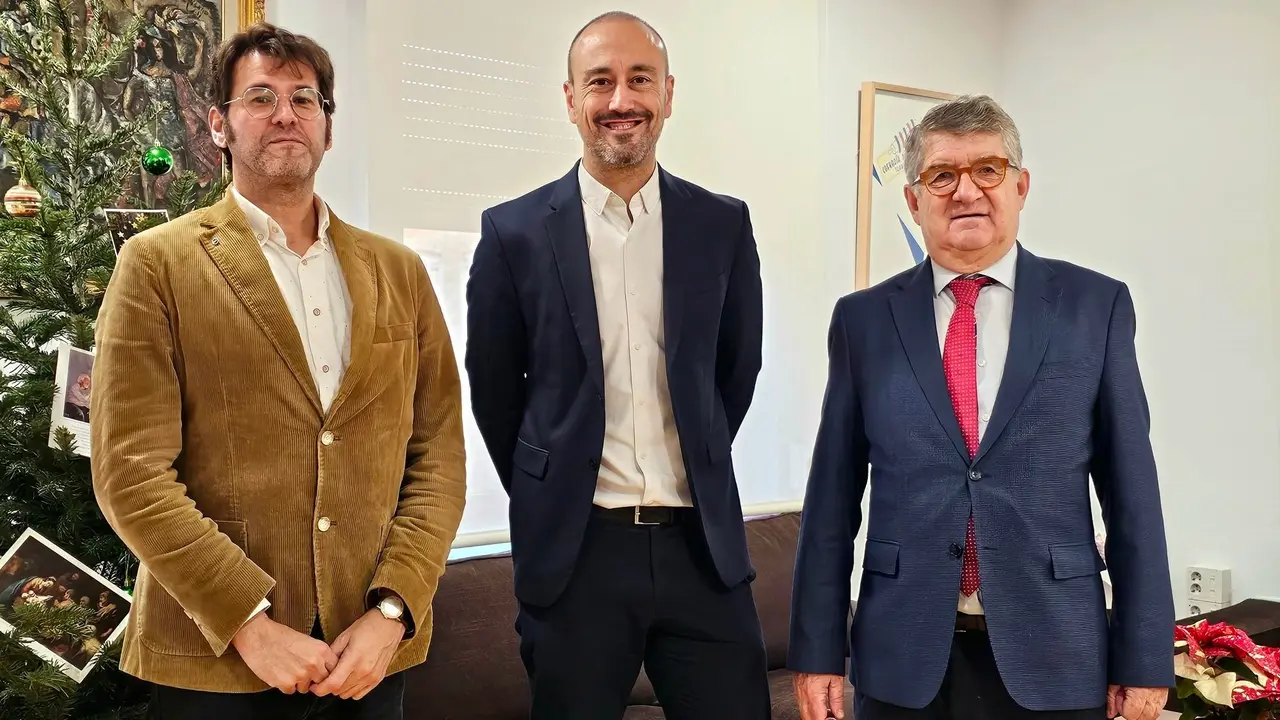 El alcalde de Torrelavega, Javier López Estrada; el concejal Alberto Rubio (i) y el decano del Colegio de Abogados, Andrés de Diego (d)