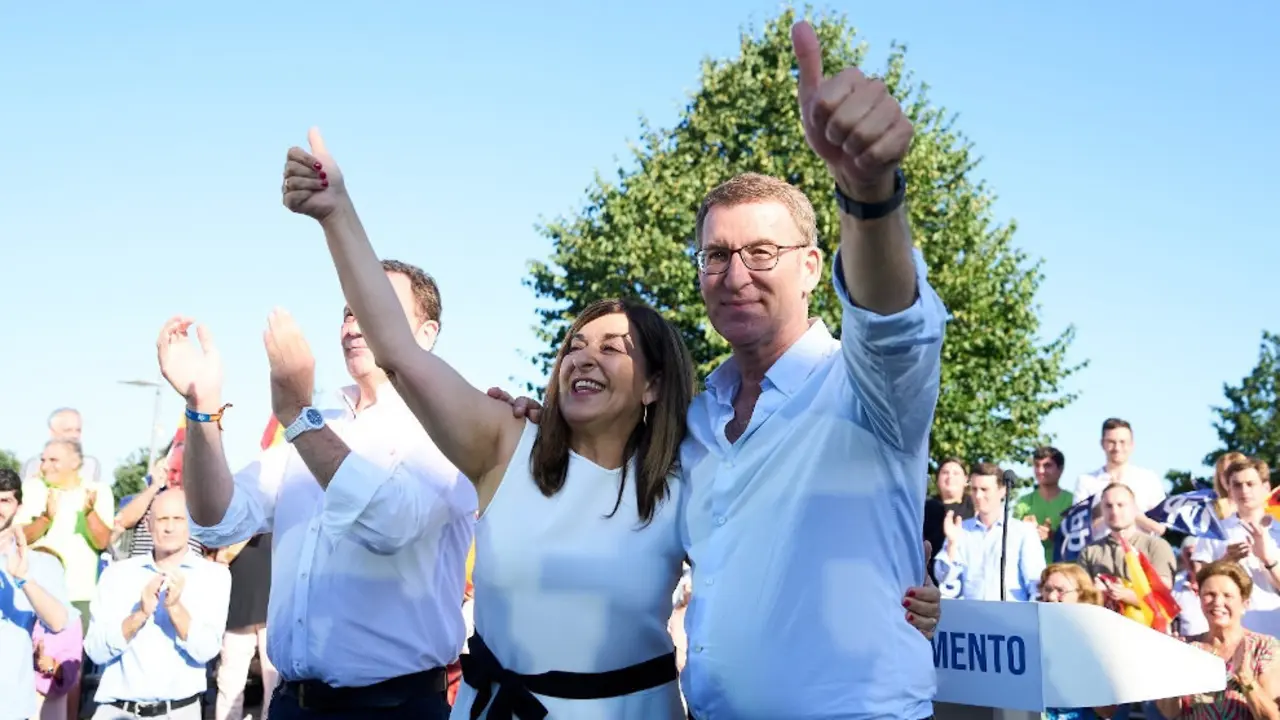 El presidente del PP y candidato a la Presidencia, Alberto Núñez Feijóo, y la presidenta de Cantabria, María José Sáenz de Buruaga, en el acto electoral en los Jardines de Pereda