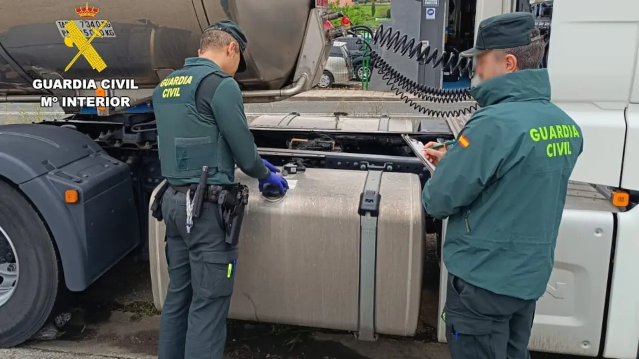 Agentes de la Guardia Civil en Cantabria, junto a camiones de los que se robó gasoil en Bezana | Foto- Guardia Civil