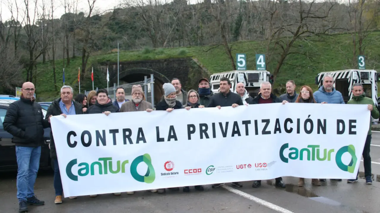 Concentración Cantur puerta de Cabárceno | Foto- CCOO