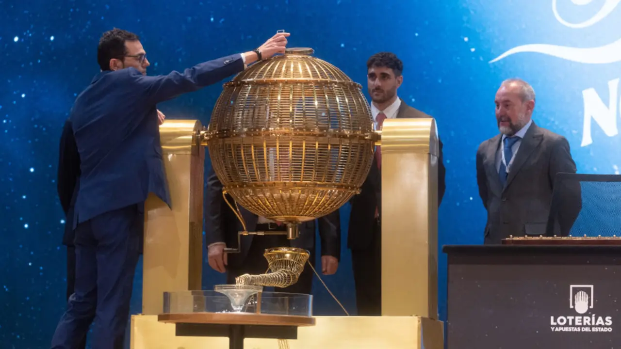 Preparación del bombo antes de la celebración del Sorteo Extraordinario de la Lotería de Navidad 2024, en el Teatro Real, a 22 de diciembre de 2024, en Madrid