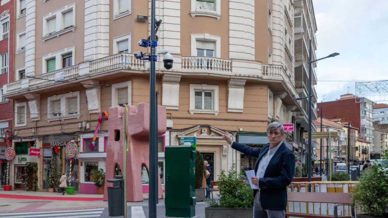 El portavoz de Salvar Torrelavega, Ángel Herreros, junto a las cámaras de videovigilancia