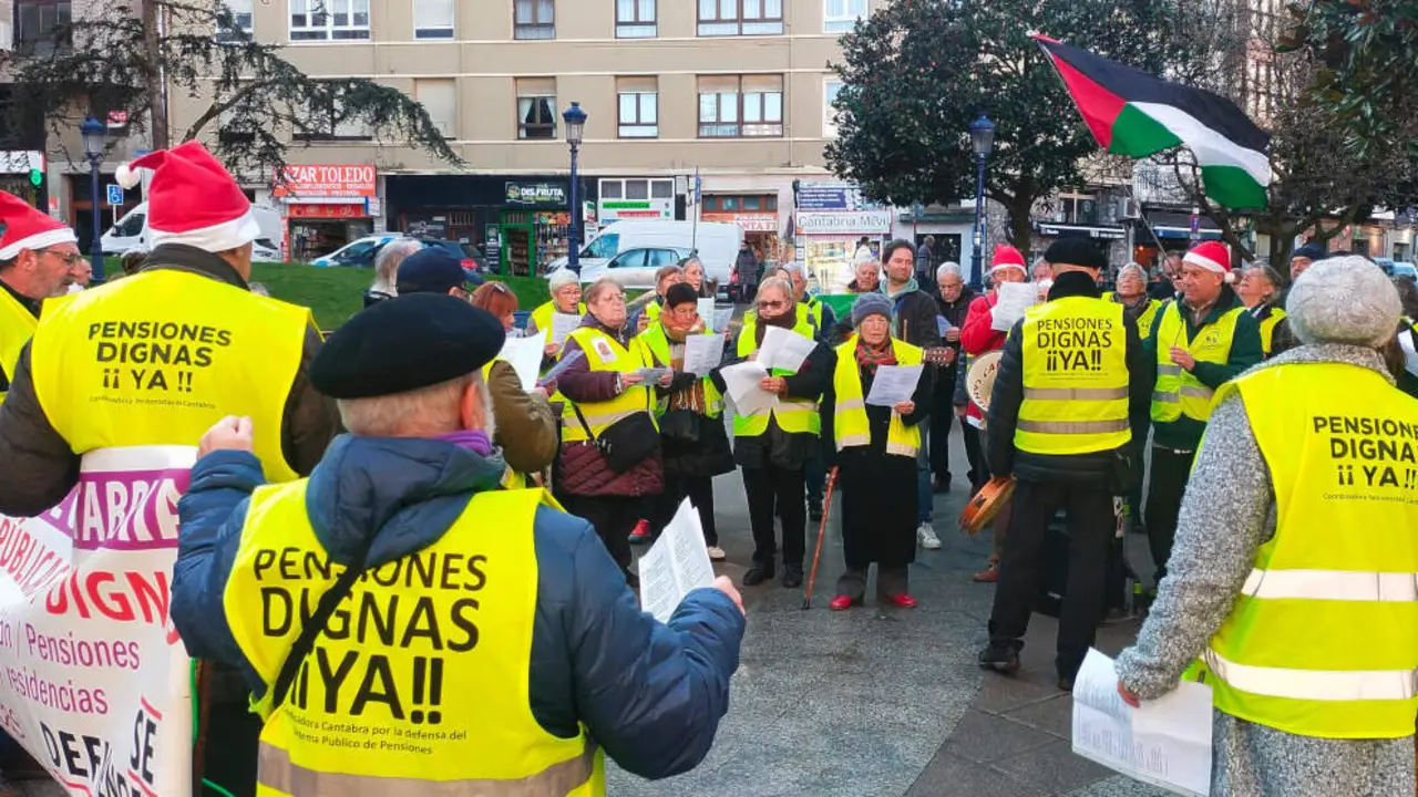 Más de medio centenar de pensionistas se manifiestan en Santander para cantar sus %22verdades%22 con villancicos protesta