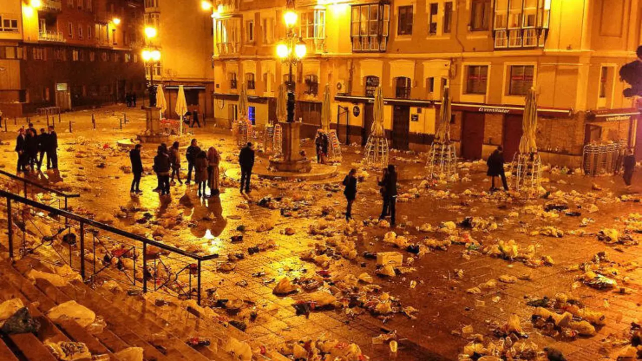 El problema del botellón en Cañadío y en otras zonas de Santander se ha producido durante años. Foto- El Tomavistas de Santander