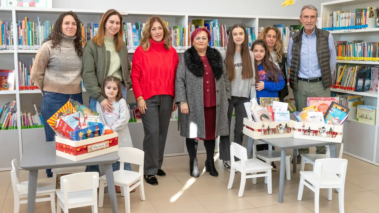 La biblioteca de Polanco entrega tres cestas de Navidad con libros a sus socios