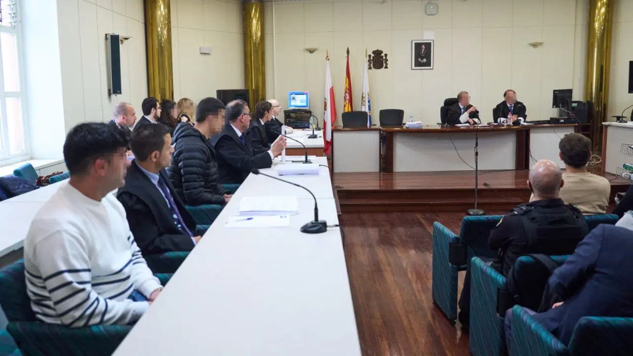 Los acusados (1i) y (3i) durante el juicio por el accidente mortal de Castelar, en la Audiencia Provincial de Cantabria