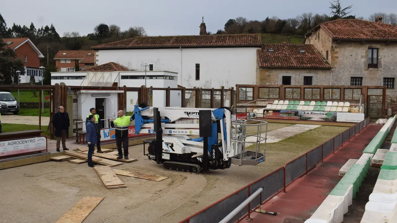 Comienza la instalación de la nueva cubierta de la bolera de Arce en Piélagos