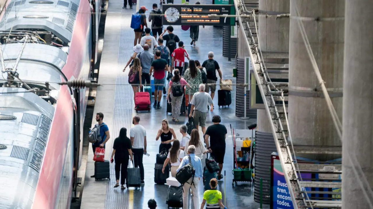 Varias personas uno de los andenes de la estación de Atocha-Almudena Grandes