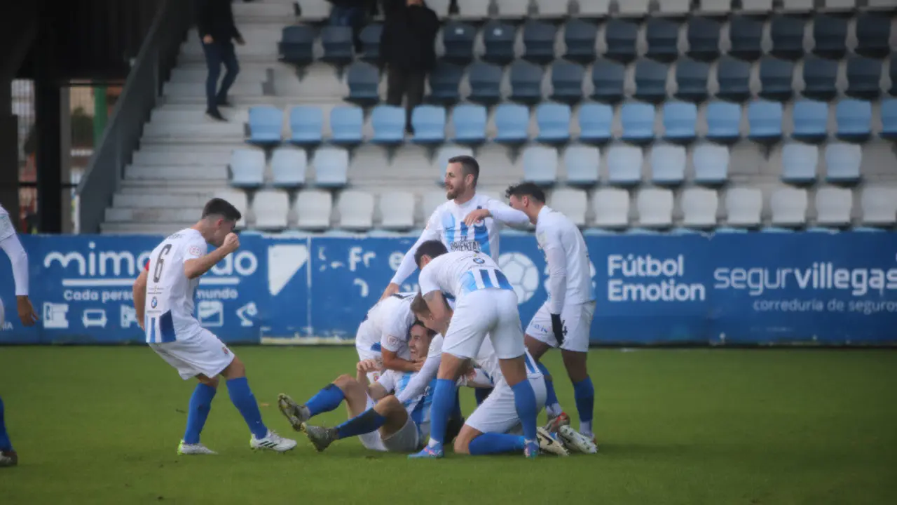 La RS Gimnástica celebrando un gol en El Malecón | Foto- Néstor Revuelta Zarzosa