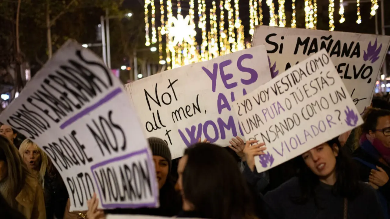 Varias mujeres muestran carteles durante una manifestación por el 25N