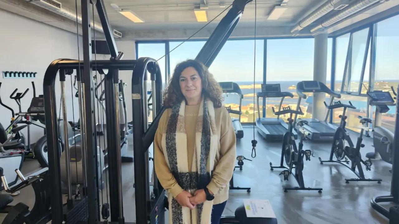 Ana Santiago, concejala de Deportes de Suances, en el gimnasio municipal