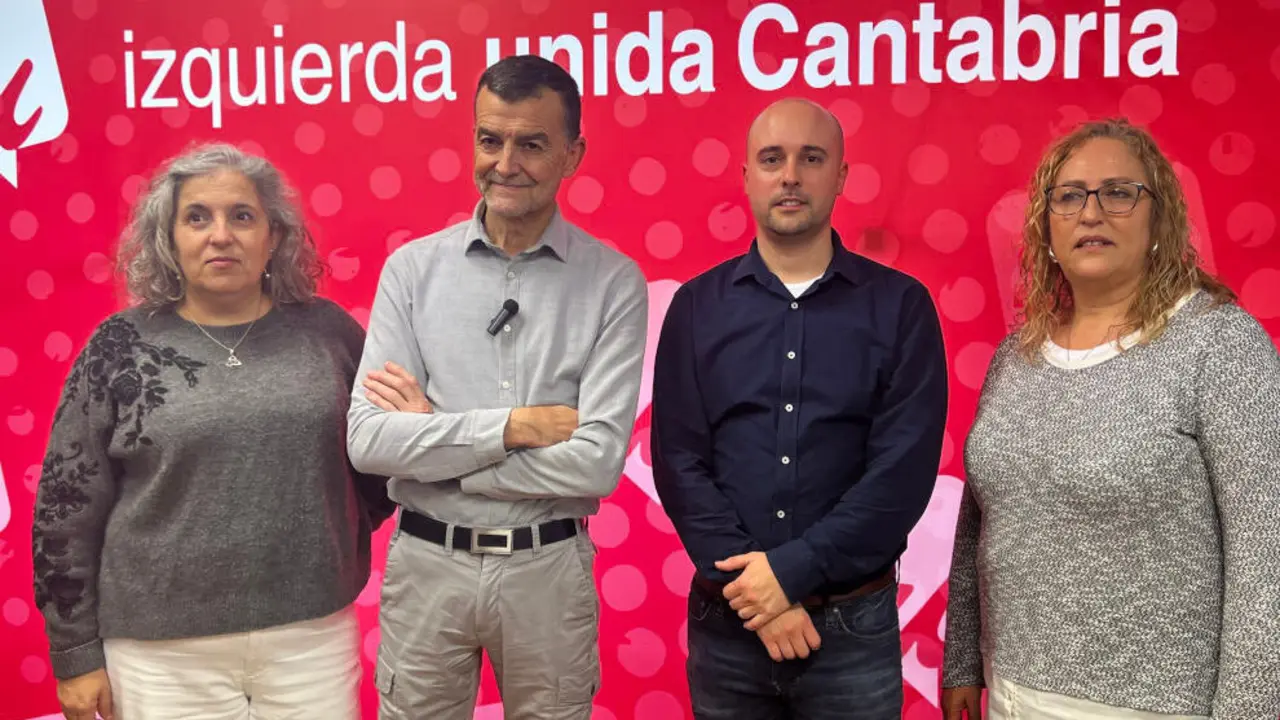 El coordinador federal de Izquierda Unida, Antonio Maíllo, con miembros de la formación en Cantabria