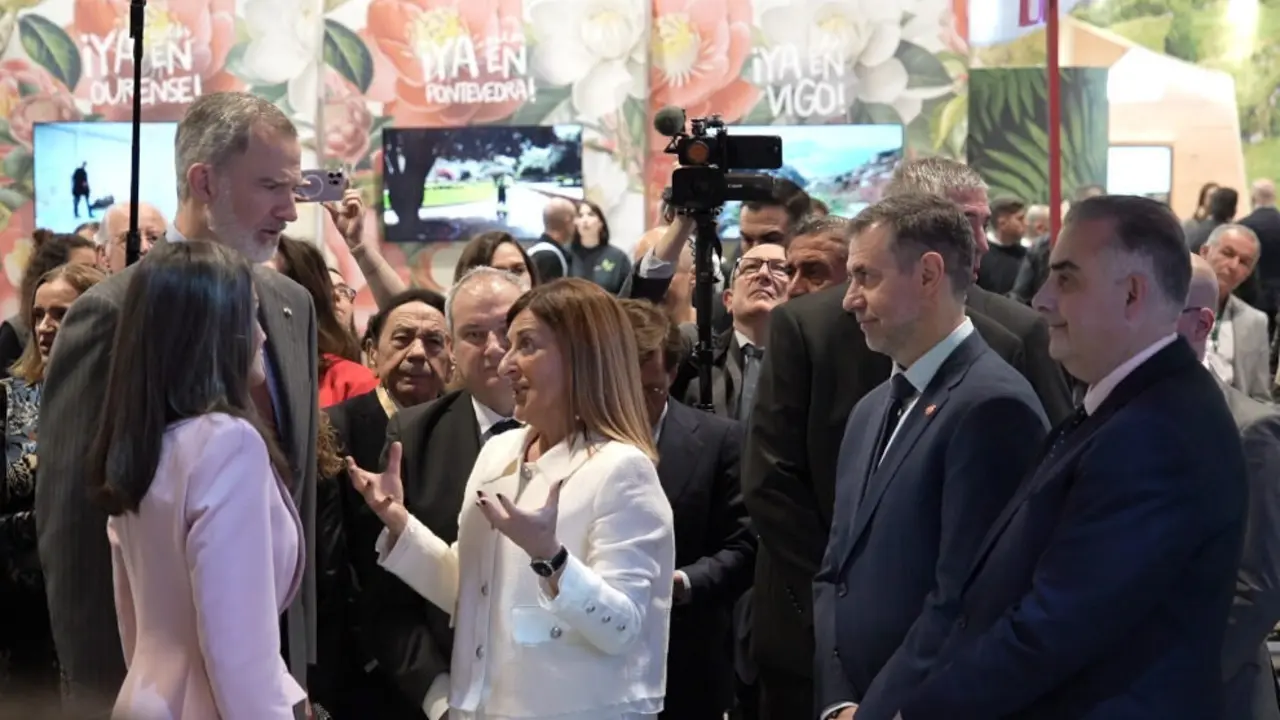 Visita de los Reyes al stand de Cantabria, recibidos por la presidenta regional, María José Sáenz de Buruaga, y varios consejeros | Gobierno de Cantabria