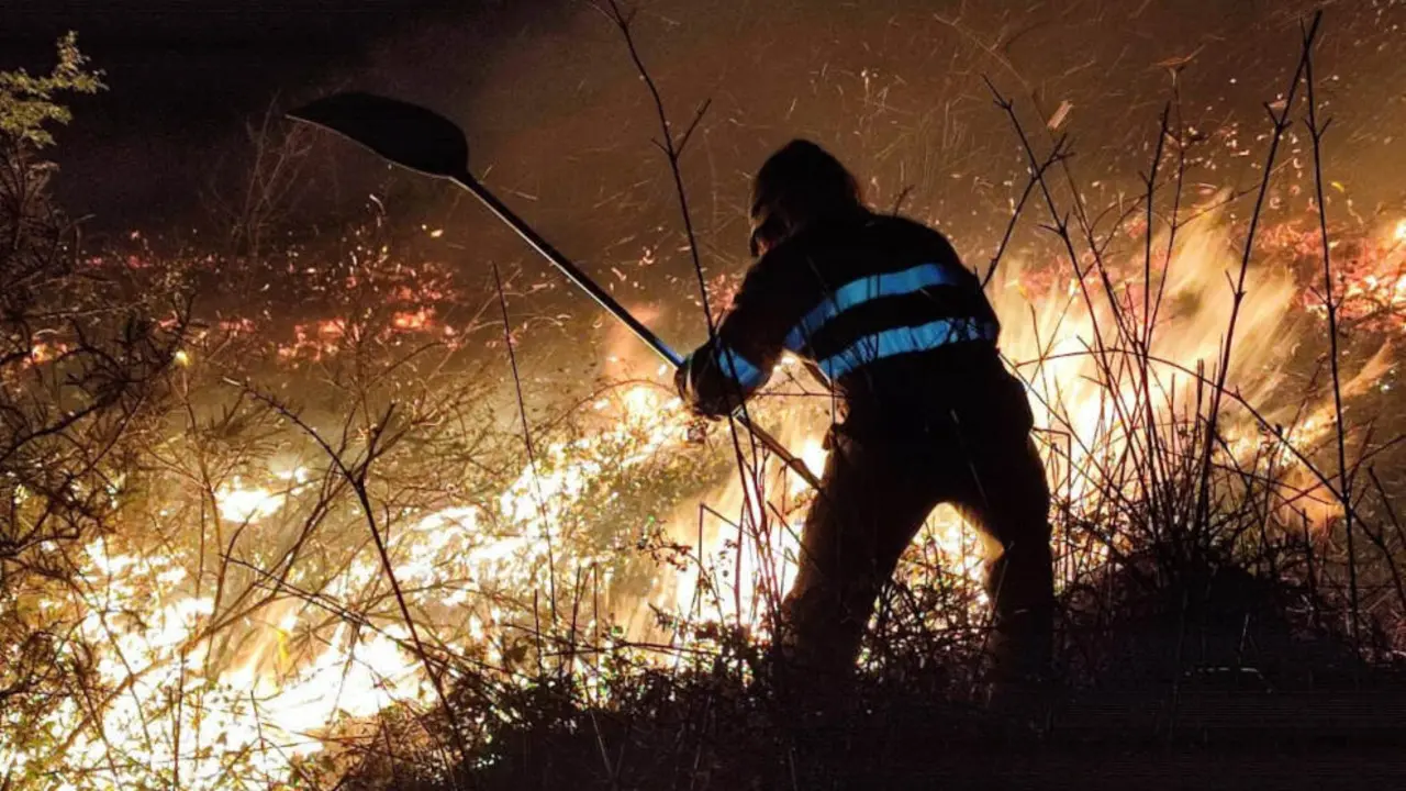 Bombero del 112 interviene en la extinción de un incendio