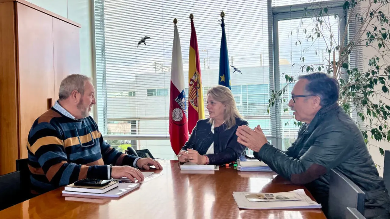 El alcalde de Anievas, Agustin Pernía, reunido con la consejera de Desarrollo Rural