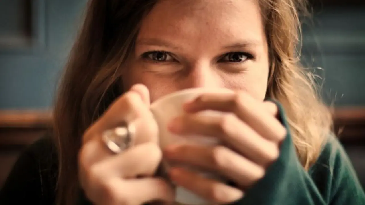 Una mujer bebiendo a té