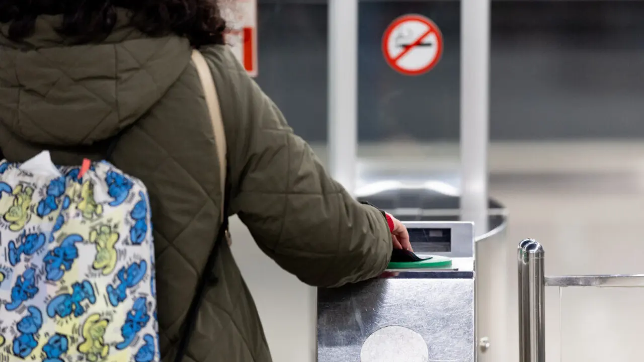 Una persona pasa su abono en la estación de Metro de Móstoles Central, a 23 de enero de 2025, en Móstoles, Madrid (España) | Foto- Eduardo Parra