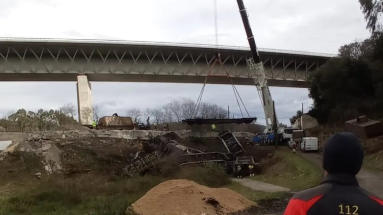 Reabierto al tráfico el tramo de la carretera une Pesués y Puente cerrado por el descarrilamiento