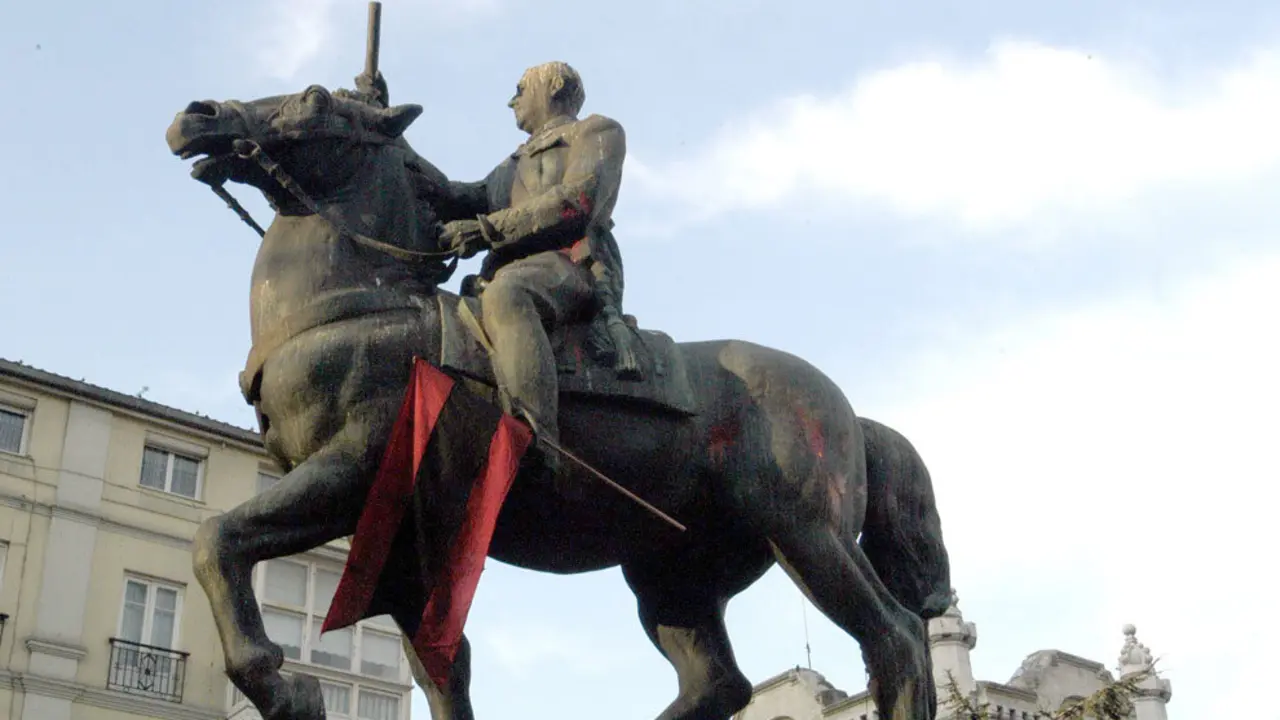 Estatua de Franco en la ciudad