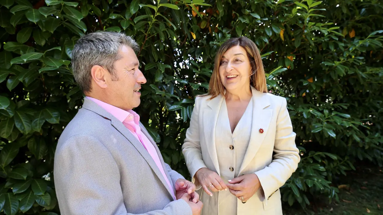 La presidenta de Cantabria, María José Sáenz de Buruaga, y el alcalde de Cabezón de la Sal, Óscar López, en foto de archivo