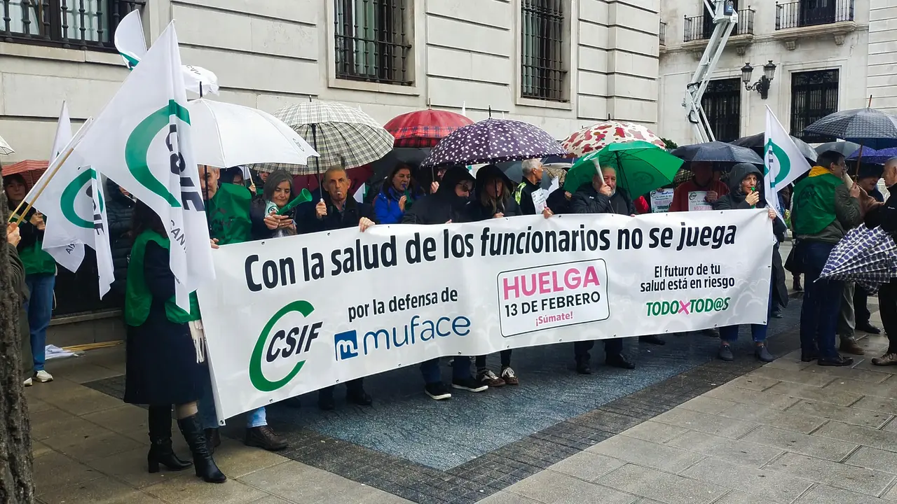 Un centenar de funcionarios se concentran en Santander en defensa de MUFACE