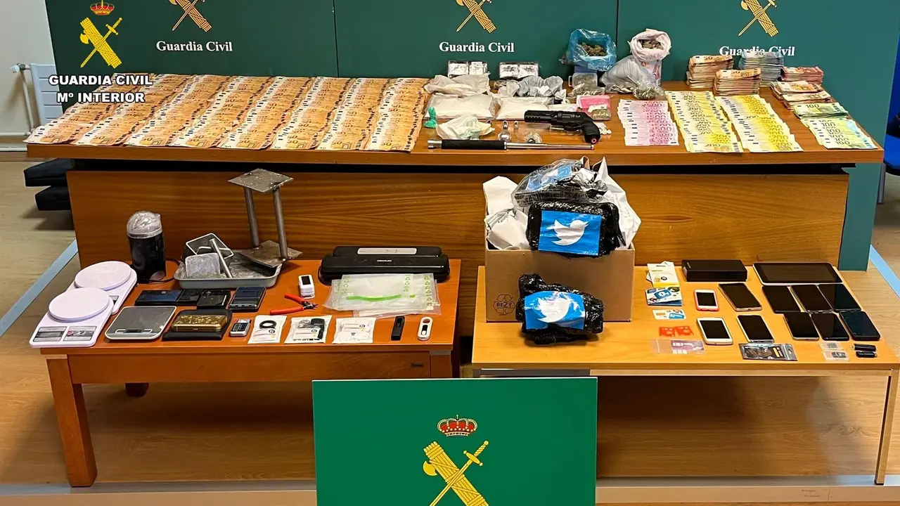 Dinero, sustancias y material incautado a un grupo que distribuía cocaína en Cantabria, Burgos y Palencia