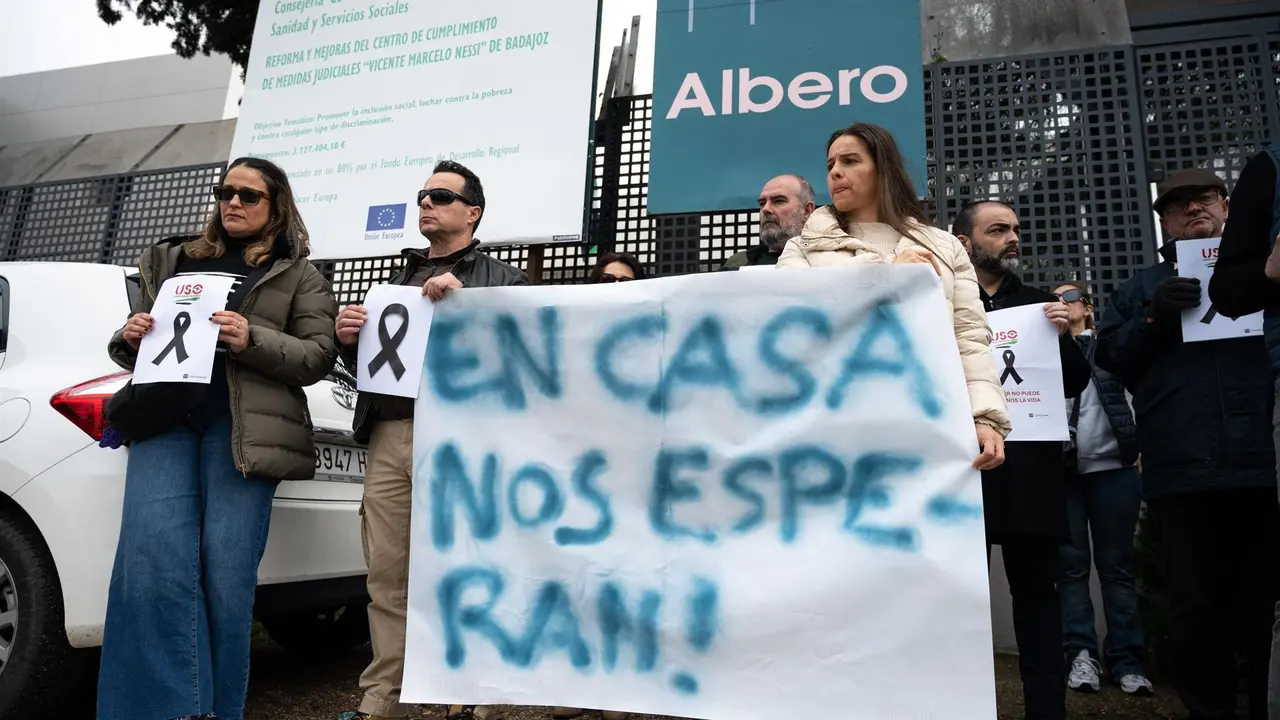 Manifestación por la Educadora social asesinada en un piso tutelado por tres menores en Badajoz