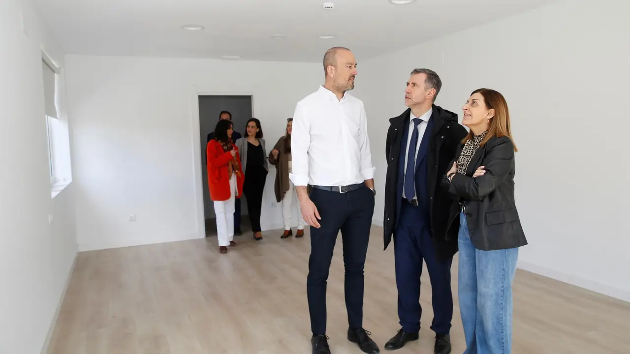 La presidenta de Cantabria, María José Sáenz de Buruaga, ha visitado las instalaciones del albergue junto al alcalde de Torrelavega, Javier López Estrada, y el consejero de Cultura, Turismo y Deporte, Luis Martínez Abad